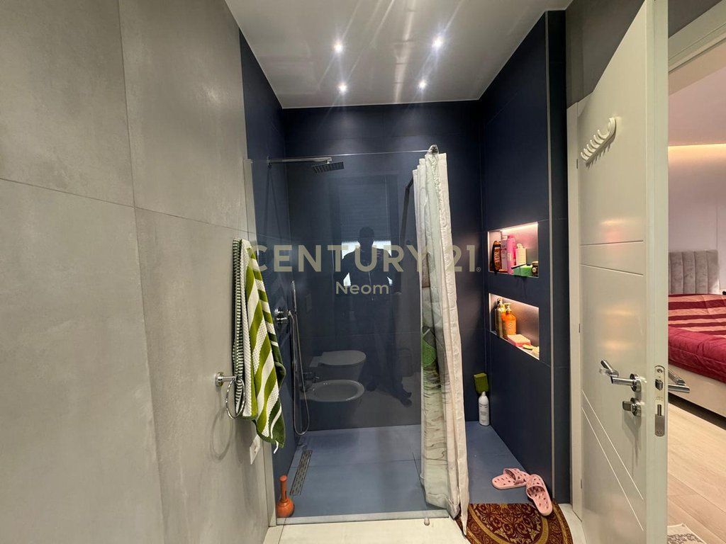 SHITET APARTAMENT 2+1+2 ME 2 POSTE PAKRIMI DHE OBORR TEK LIQENI I THATE