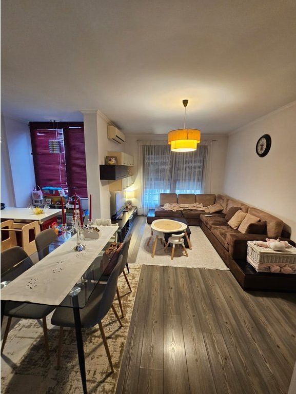 Prane Liqenit artificial i Tiranes- Apartament Modern 2+1+2 me Qira