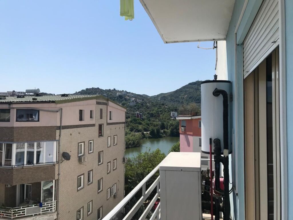 Jepet me qera 2+2 mobiluar liqeni thate 699 eu