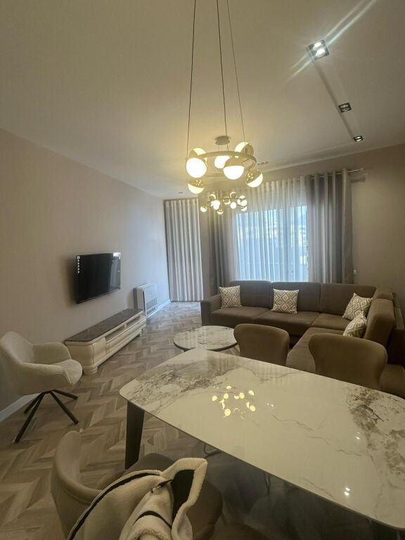 🏢 Shitet Apartament 2+1+2 – 9 Katëshet, afër Pazarit të Ri