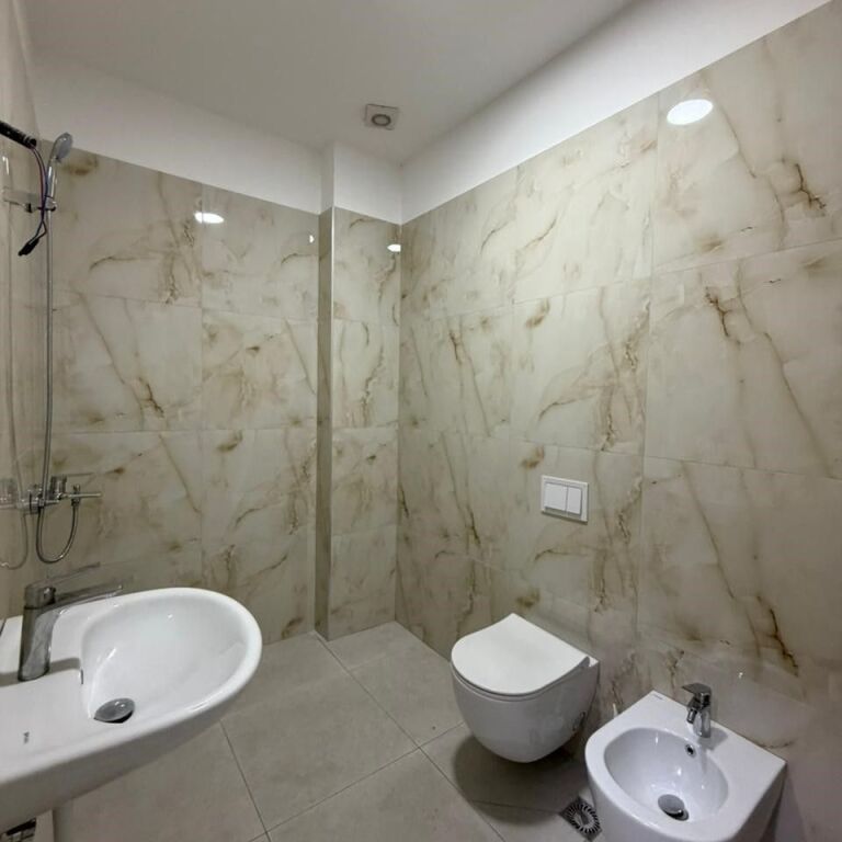 🏢 Ambient Biznesi / Zyrë me Qira – Garden Building ✨