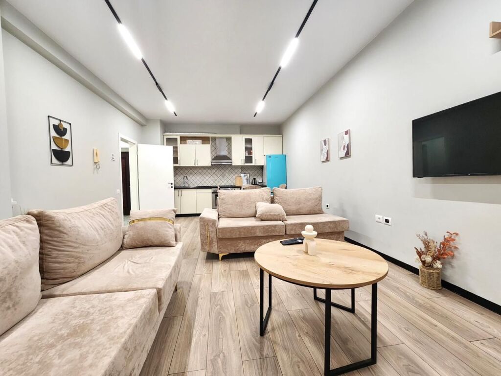 Me Qira Ap 2+1+2 Ballkone &amp; 1🚾 ( Ish 7 Xhuxhat/ QENDËR - Mulliri Vjetër📍 ) Pallat i Ri 100m² Jug 🌞 600€