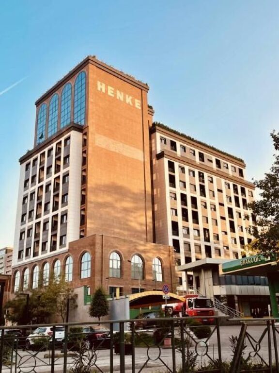 Shitet Apartament 2+1+2 tek Rezidenca Henke
