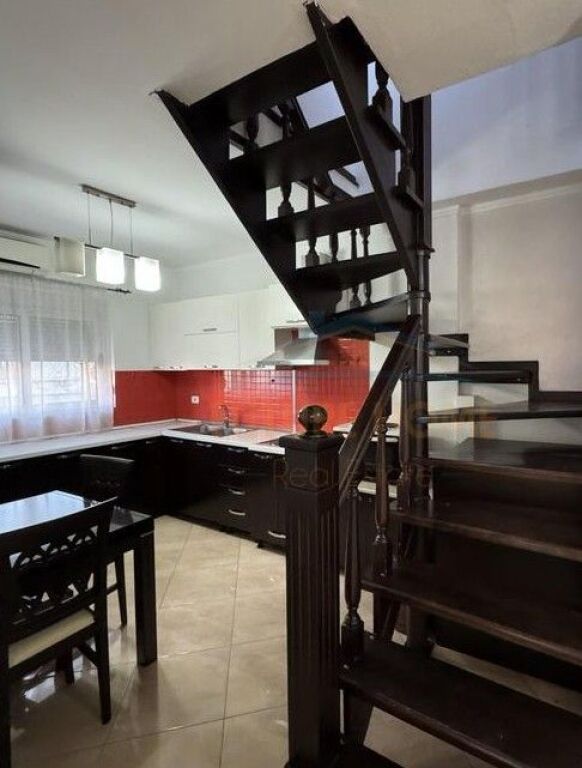 Shitet, Duplex 2+1+2, Rruga e Dibres, Tiranë.