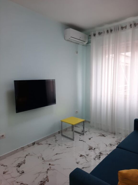 Monolocale arredato, 43 m2, Don Bosko di fronte alla chiesa, 450 mila lek