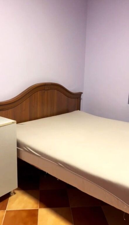 Via Dibra, vicino alla Facoltà di Medicina, si affitta appartamento 1+1 arredato. 40.000 Leke