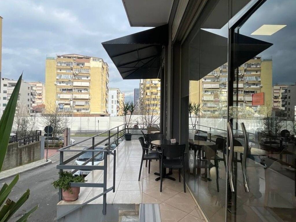 NJËSI TREGTARE PËR SHITJE PRANË KOPSHIT BOTANIK!