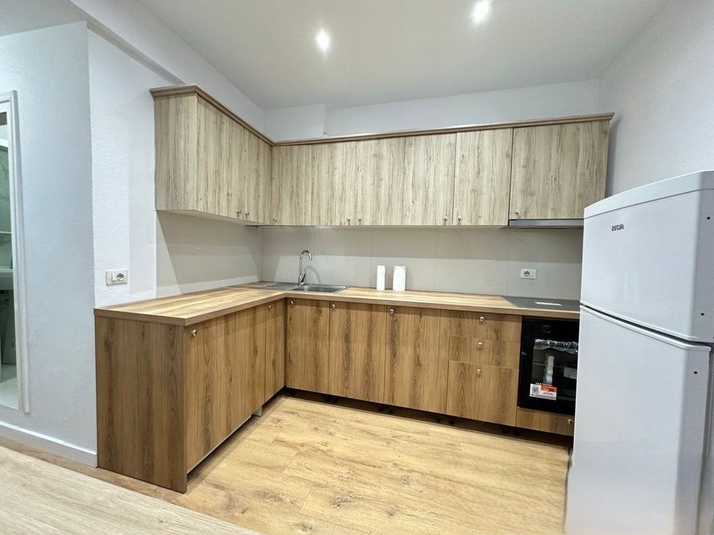 OFROJ PER QIRA APARTAMENT 1+1 NE RRUGEN MYSLYM SHYRI! 700 € /Muaj