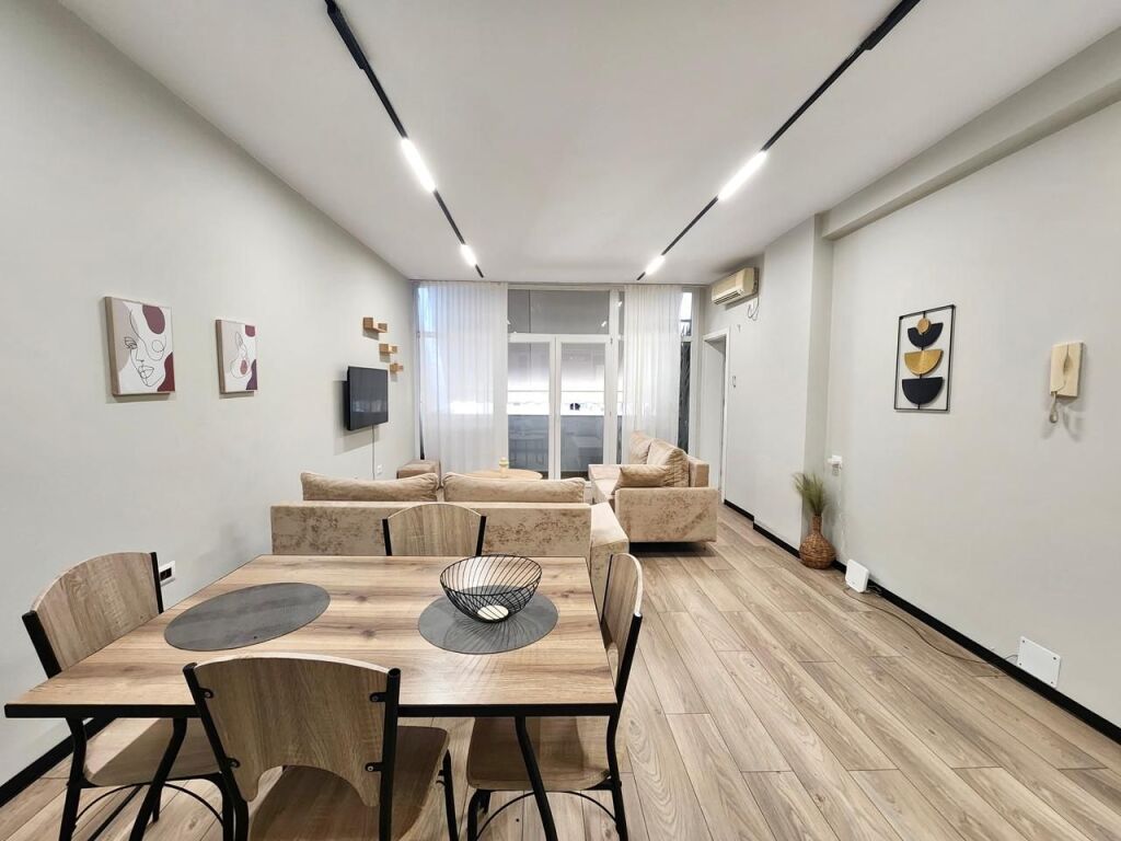 Me Qira Ap 2+1+2 Ballkone &amp; 1🚾 ( Ish 7 Xhuxhat/ QENDËR - Mulliri Vjetër📍 ) Pallat i Ri 100m² Jug 🌞 600€