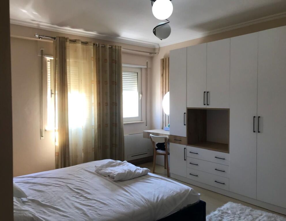 Jepet me qera 2+2 mobiluar liqeni thate 699 eu