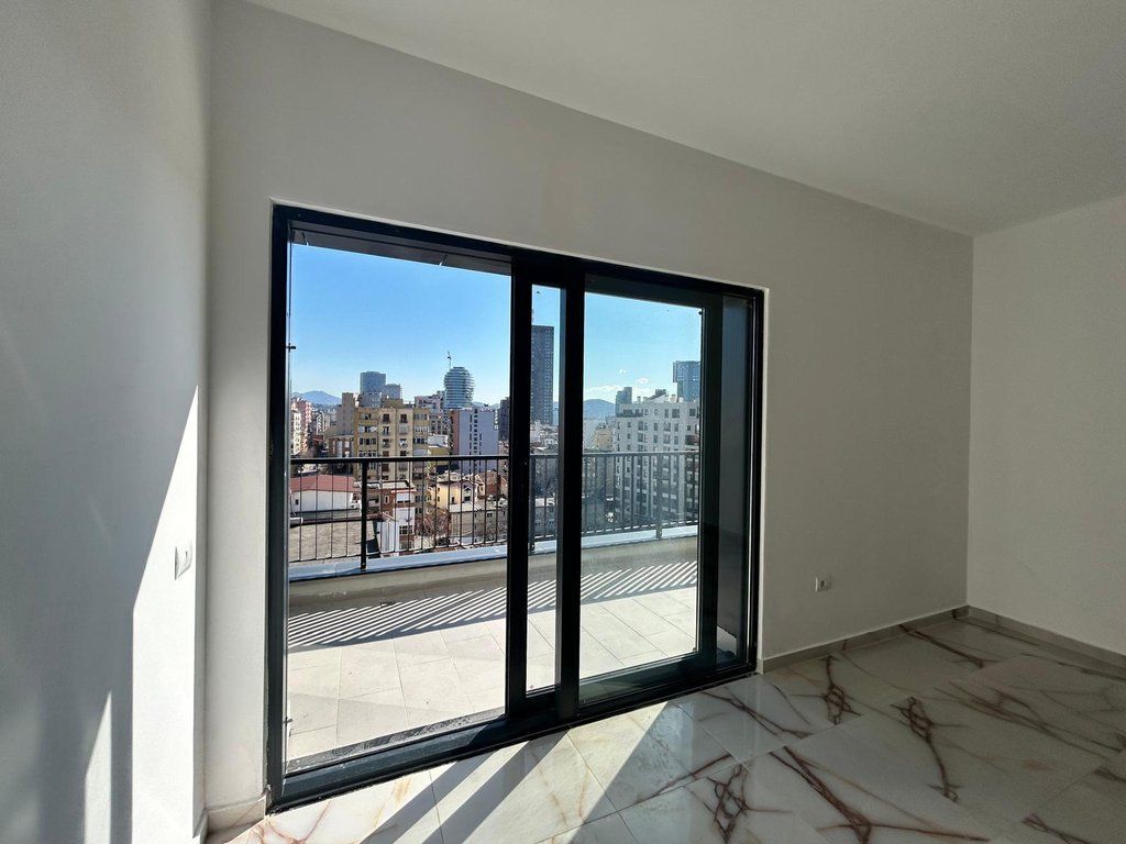 Apartament 2+1+2, Dy poste parkimi! Qira – Qendra e Tiranës!