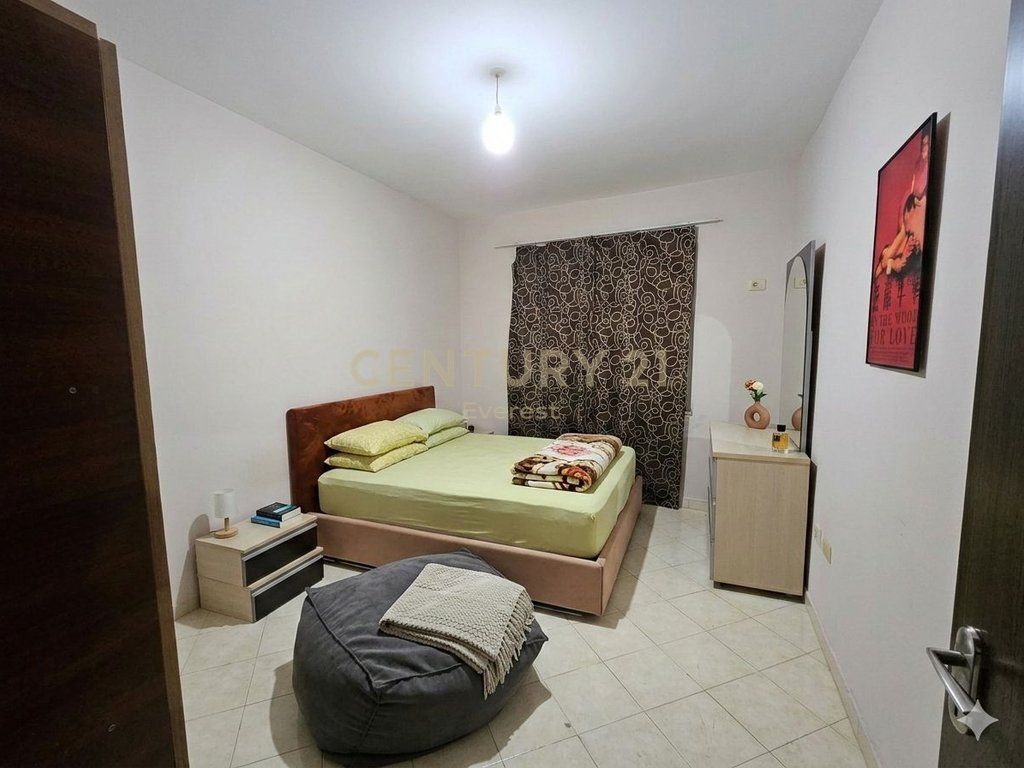 Shitet apartament 1+1+2 ne zonen e zonen e Yzberisht !