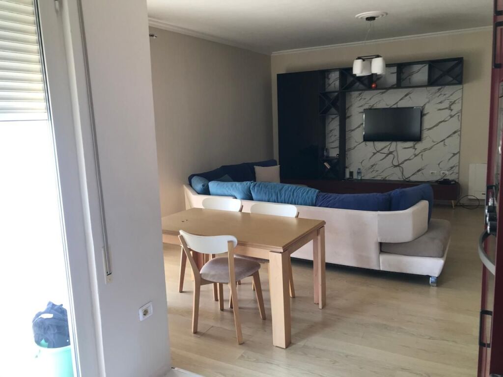 Jepet me qera 2+2 mobiluar liqeni thate 699 eu