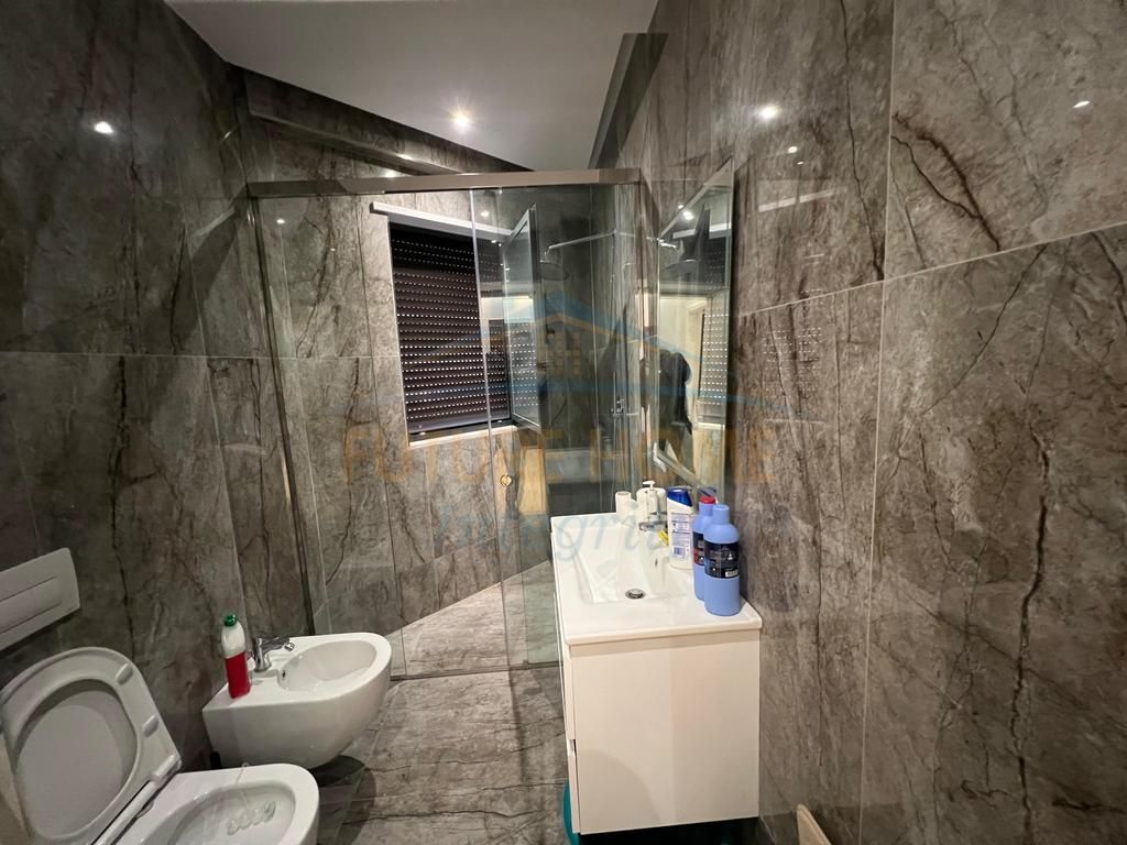 Shitet, Apartament 2+1+2+Post Parkimi, Rruga e Durrësit, Tiranë.