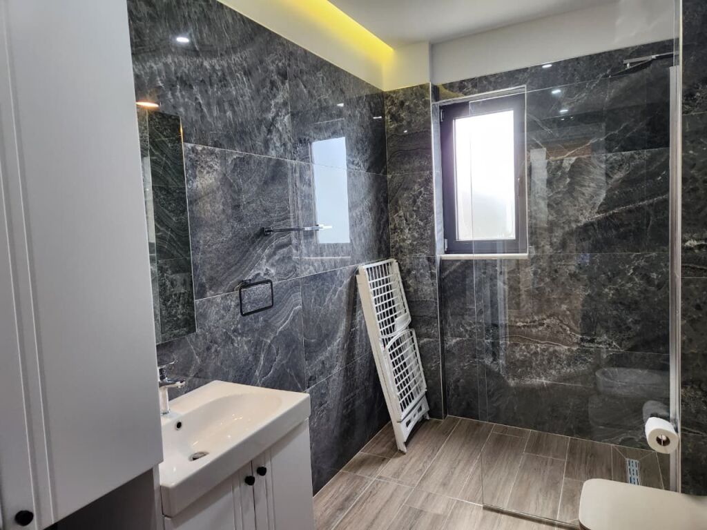 Apartament luksoz për shitje në Lungomare