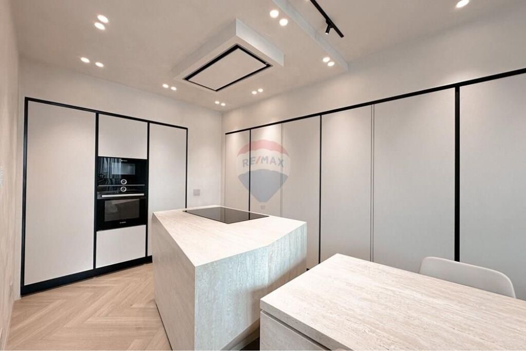 Luxury Apartment for Sale with Lake View!