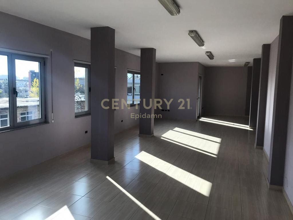 JEPET OBJEKT  + LOKAL ME QERA NE SHKOZET ! 2,300 € /Muaj