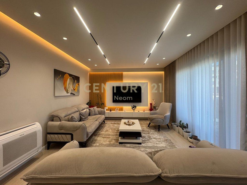 SHITET APARTAMENT 2+1+2 ME 2 POSTE PAKRIMI DHE OBORR TEK LIQENI I THATE