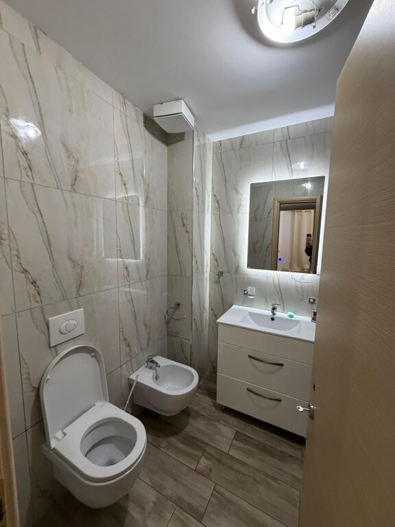  • Appartamento in affitto vicino al Giardino Zoologico, Tirana  • 2° piano  • 2 camere da letto  • Salone + cucina  • 2 bagni  • Balcone chiuso  • Sistema di riscaldamento  • Ascensore  • Possibilità di parcheggio  • 3 minuti (800 m) dal Lago  • Prezzo: 720 €/mese