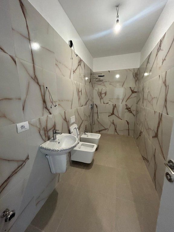 Apartament 2+1+2, Dy poste parkimi! Qira – Qendra e Tiranës!