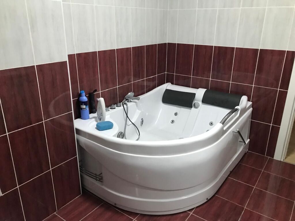 Jepet me qera 2+2 mobiluar liqeni thate 699 eu