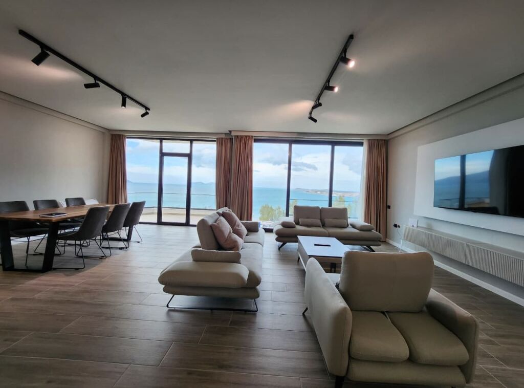 Apartament luksoz për shitje në Lungomare