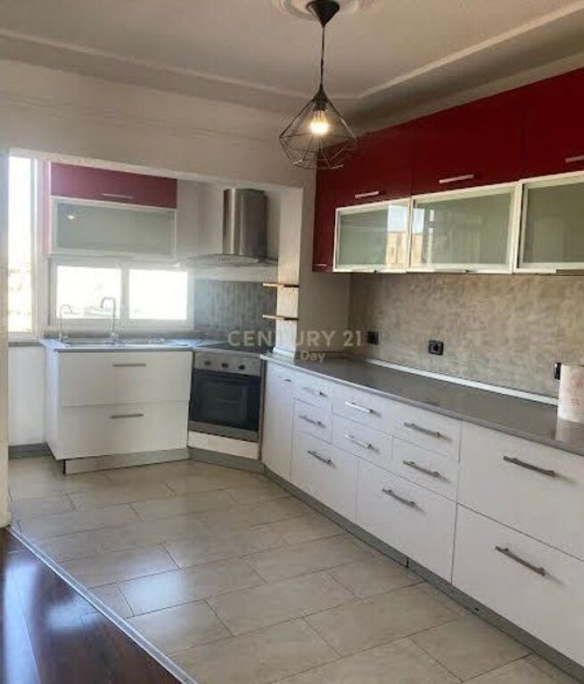 Jepet me qira duplex 2+1+2 prane Zogu Zi. 650 € /Muaj