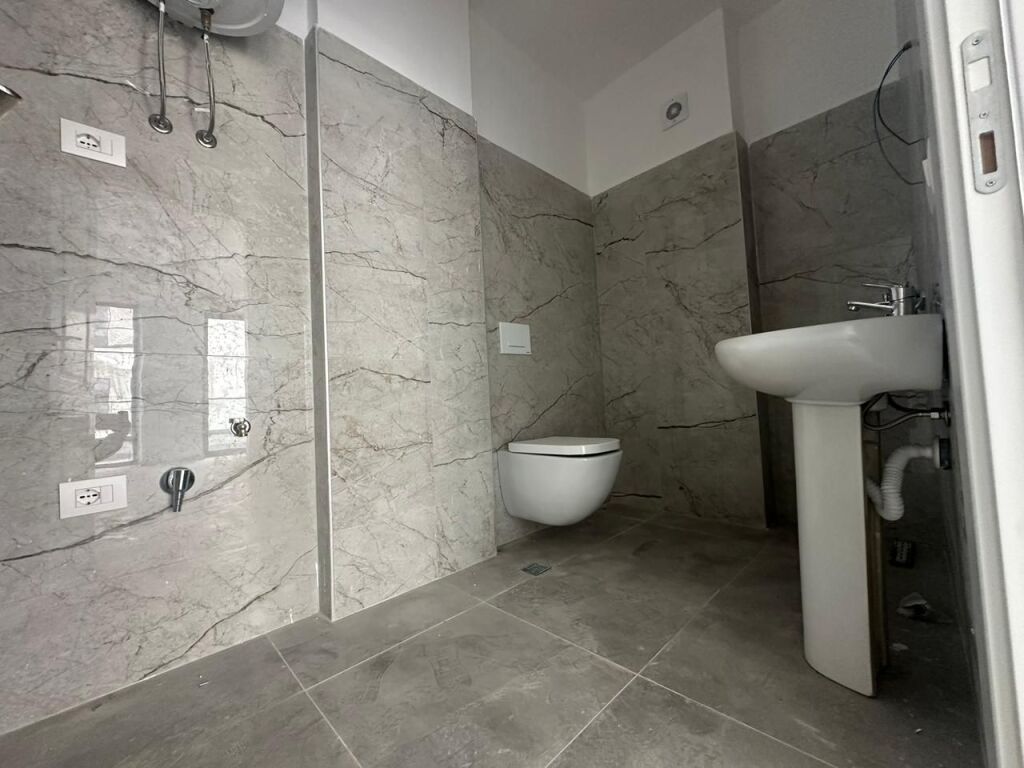 Shitet apartament 2+1 tek Liburna , Mali i Robit