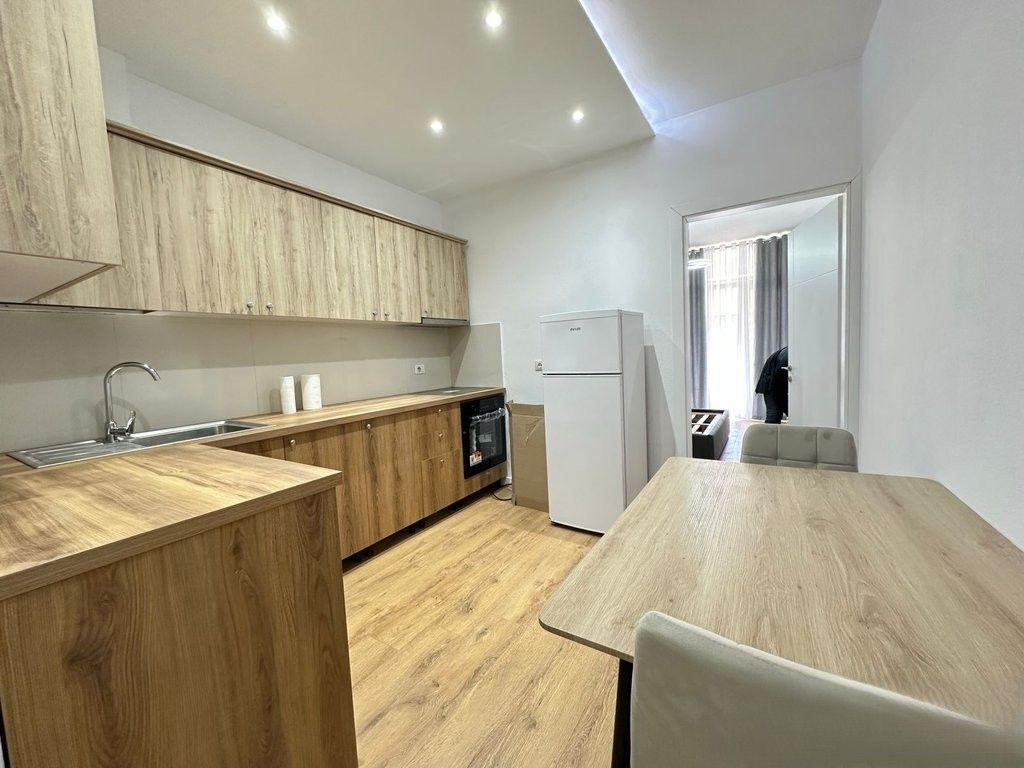 OFROJ PER QIRA APARTAMENT 1+1 NE RRUGEN MYSLYM SHYRI! 700 € /Muaj