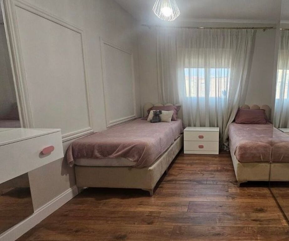 JEPET ME QIRA APARTAMENT 2+1 TEK RRUGA BARRIKADAVE !!