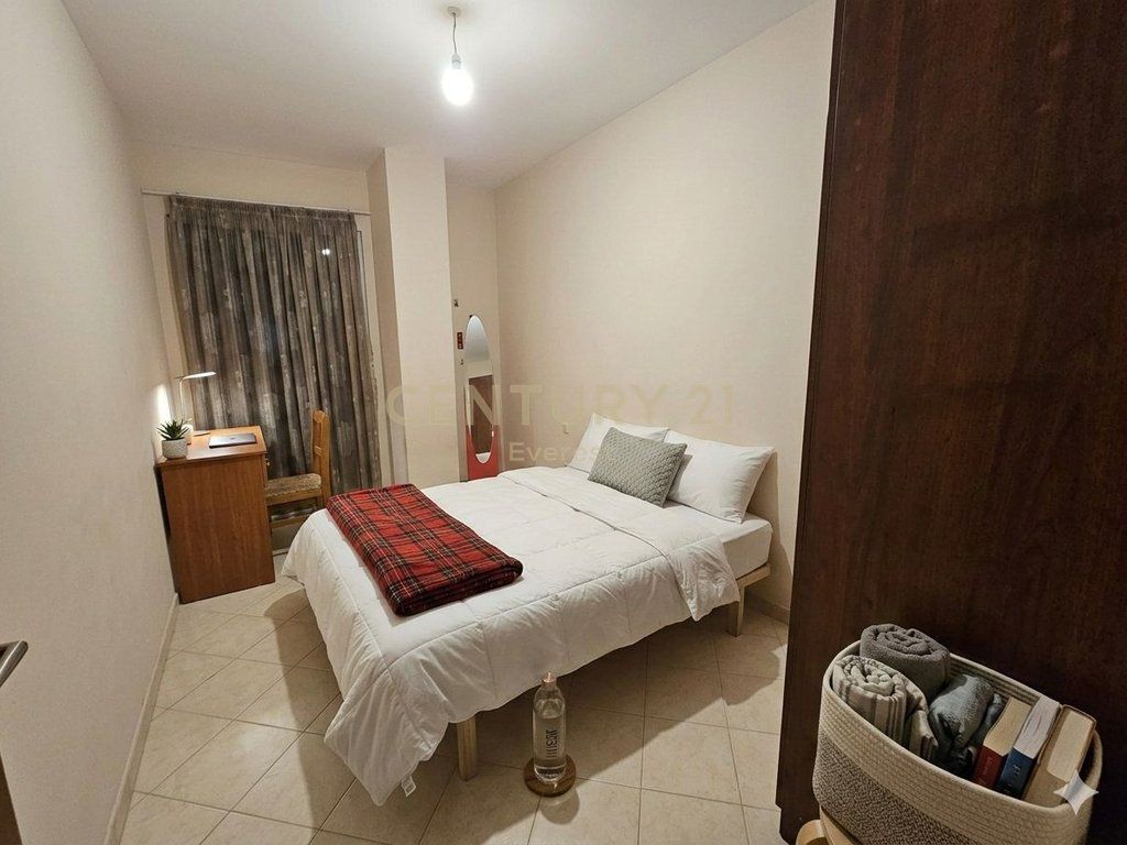 Shitet apartament 1+1+2 ne zonen e zonen e Yzberisht !