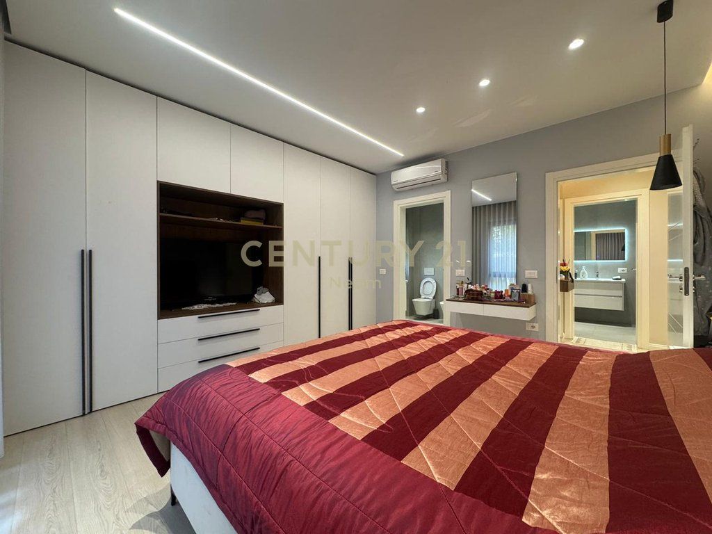 FOR SALE, MODERN 2+1+2 APARTMENT WITH 2 PARKING SPACES AND YARD, AT DRY LAKE