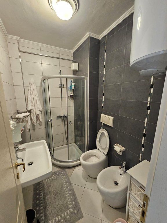 Prane Liqenit artificial i Tiranes- Apartament Modern 2+1+2 me Qira