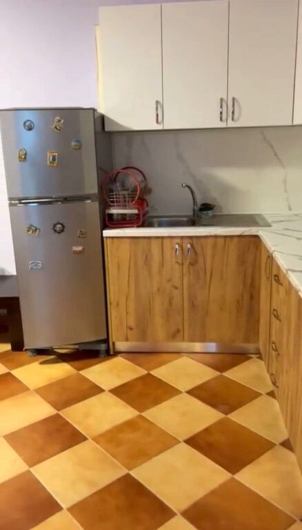 Via Dibra, vicino alla Facoltà di Medicina, si affitta appartamento 1+1 arredato. 40.000 Leke