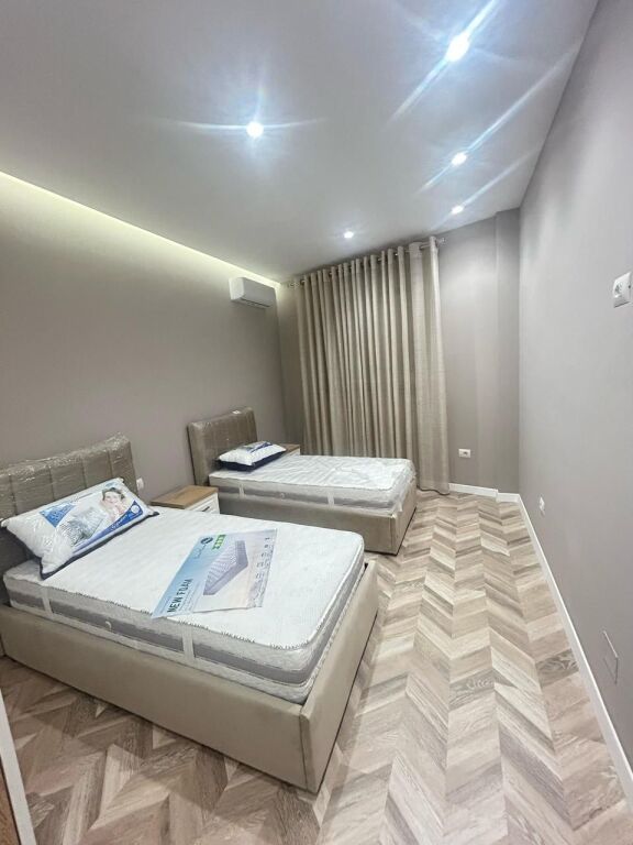 🏢 Shitet Apartament 2+1+2 – 9 Katëshet, afër Pazarit të Ri