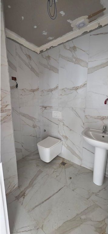 SERVICE UNIT FOR RENT – CORNER, ON THE MAIN ROAD IN PASKUQAN!