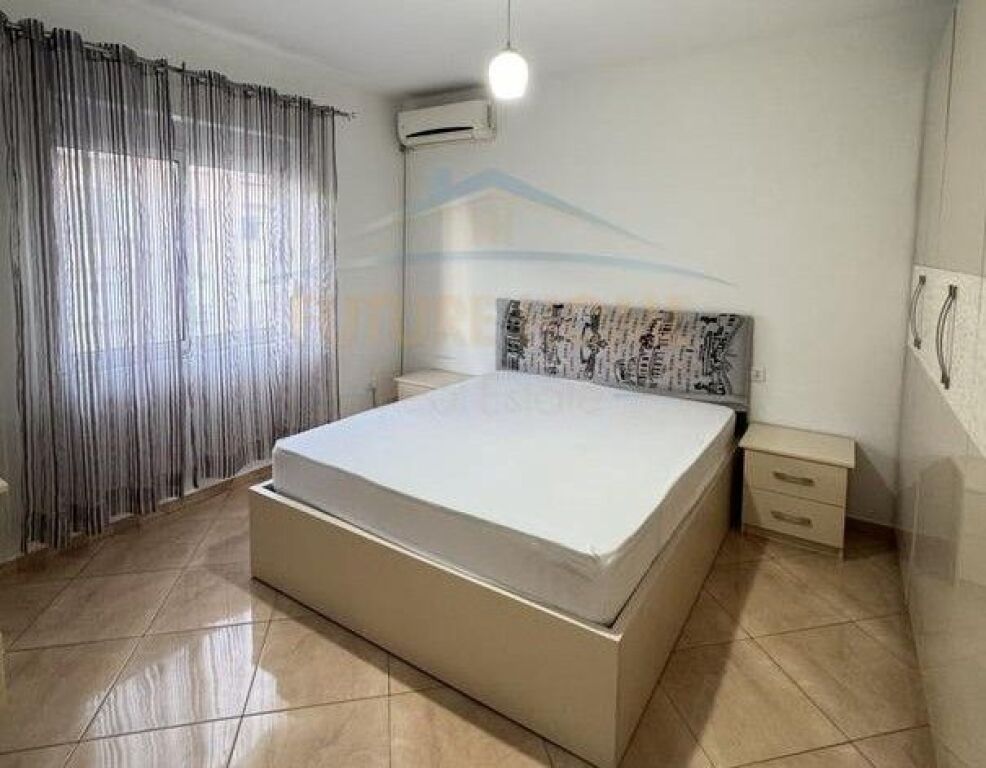 Shitet, Duplex 2+1+2, Rruga e Dibres, Tiranë.