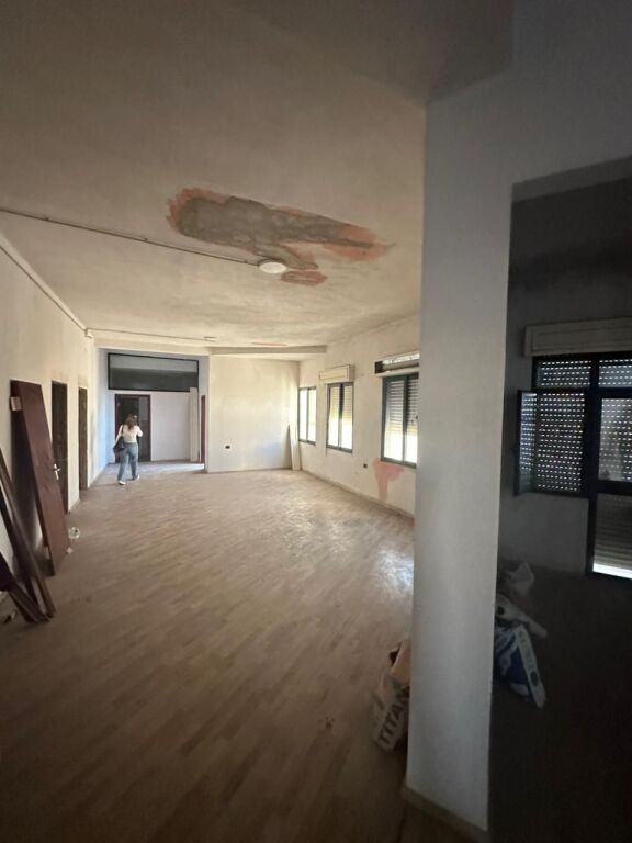 JEPET ME QERA AMBIENT BIZNESI QENDER,DURRES