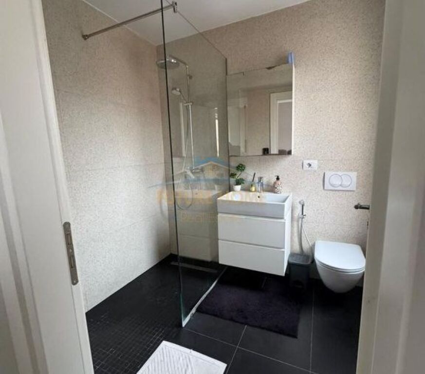 Shitet,Apartament 3+1+2, 21 Dhjetori,Tiranë