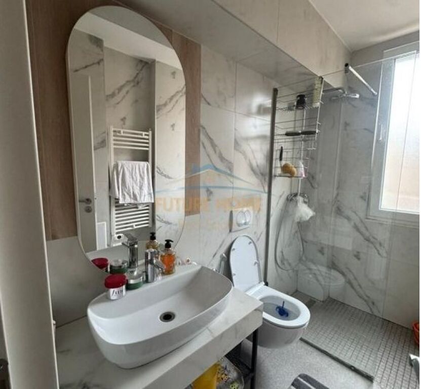 Shitet,Apartament 3+1+2, 21 Dhjetori,Tiranë
