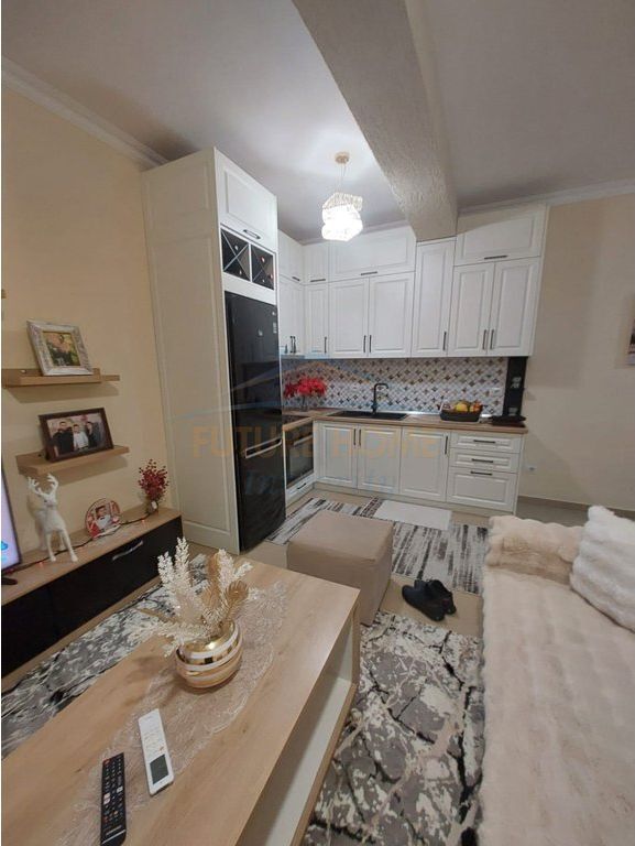 Shitet, Apartament 1+1+2 Ballkone, Materniteti i Ri, Tiranë.