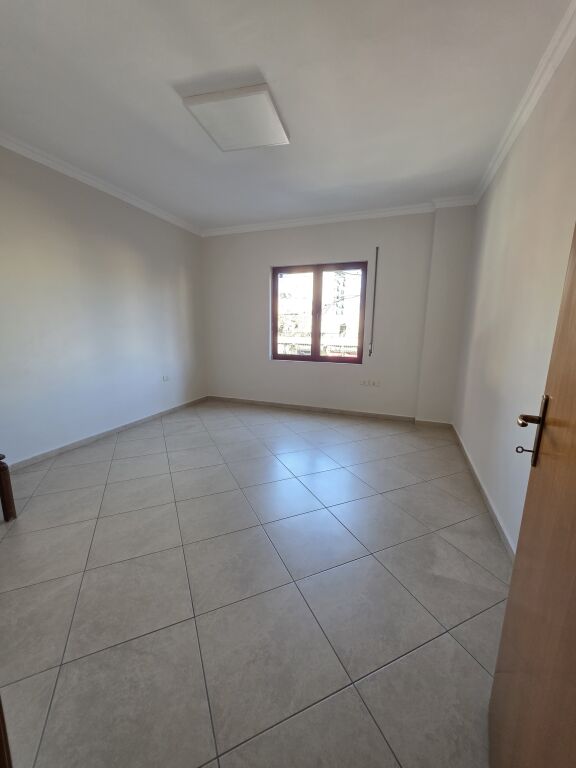 Ufficio in affitto in Via E kavajës accanto a Gkam