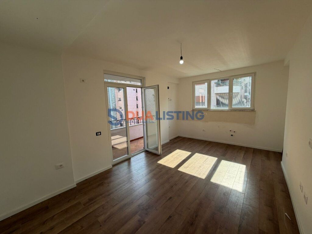 Shesim apartament 1+1+ Ballkon ne Rrugen e Kosovareve!