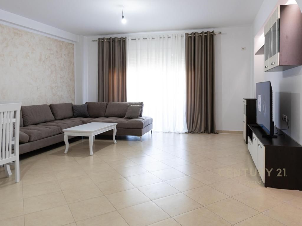Apartament 3+1+2 për Qira në 5 Maj!