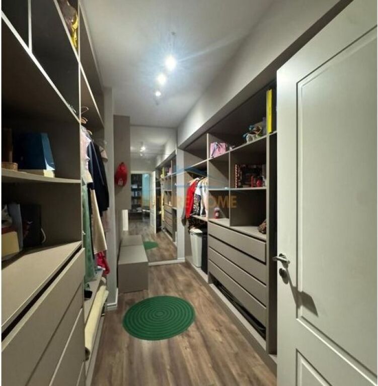 Shitet,Apartament 3+1+2, 21 Dhjetori,Tiranë