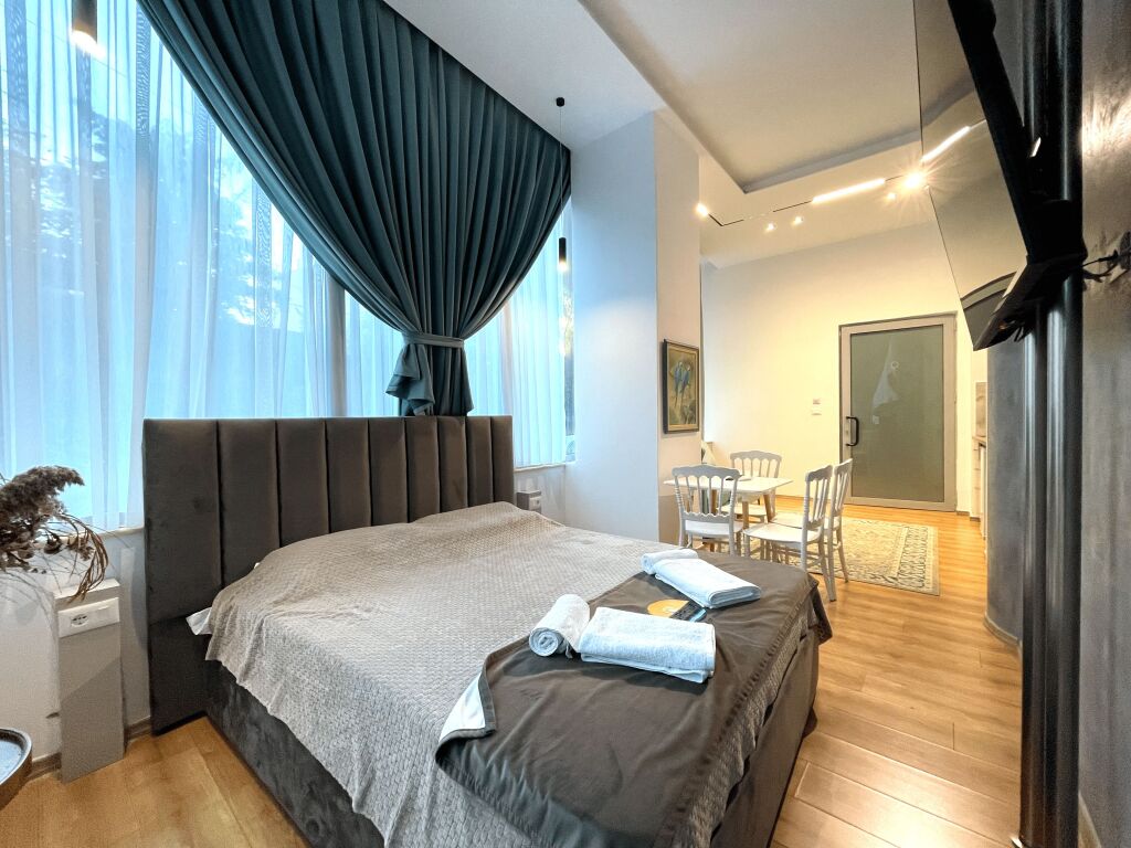 Studio Moderne Me Qera Afatgjatë | E Mobiluar Plotësisht