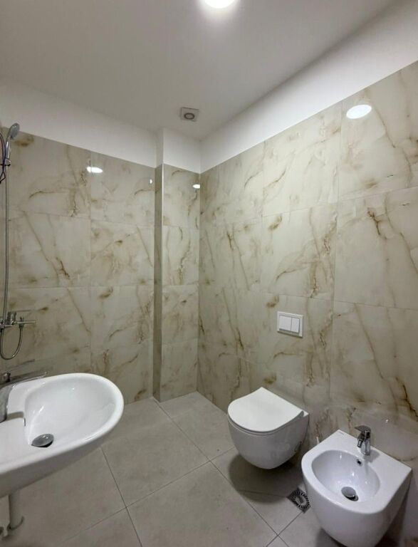 📌Ambient Biznesi (Zyrë) me Qira tek Garden Building