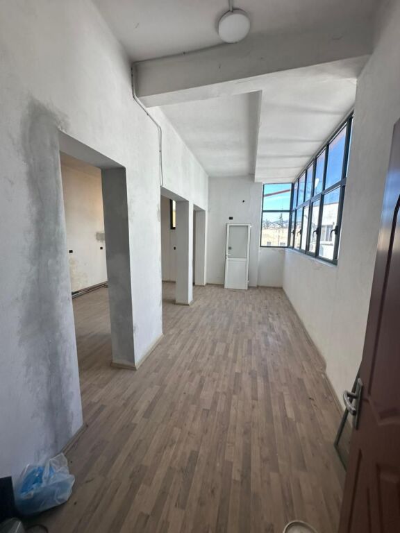 JEPET ME QERA AMBIENT BIZNESI QENDER,DURRES