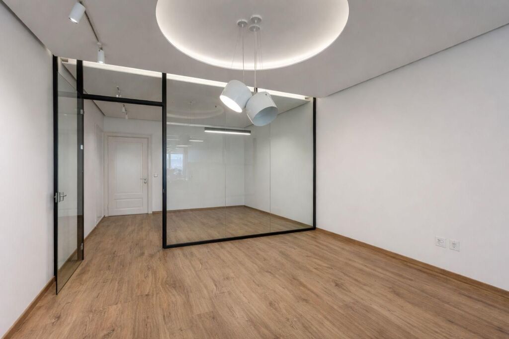 QIRA ZYRË 142.4 M² + 2 POSTE PARKIMI – QENDRA TURDIU, LOKACION PREMIUM QENDRA TIRANË