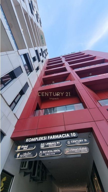 AMBIENT KOMERCIAL ME QIRA BUZE RRUGE, TEK FARMACIA 10